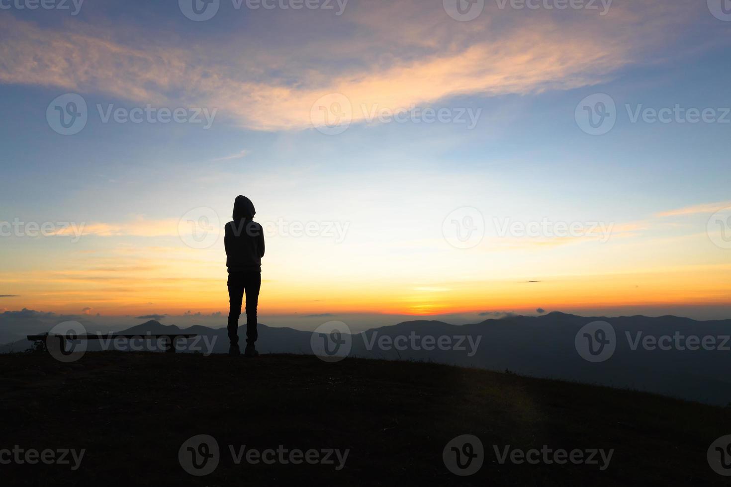 silhouet vrouw staand Aan berg in ochtend- en wijnoogst filter, feest hiking. diep gedachte. vallen zonsondergang.persoon horloge.lente zon. persoon kijk maar lucht wonderen. foto