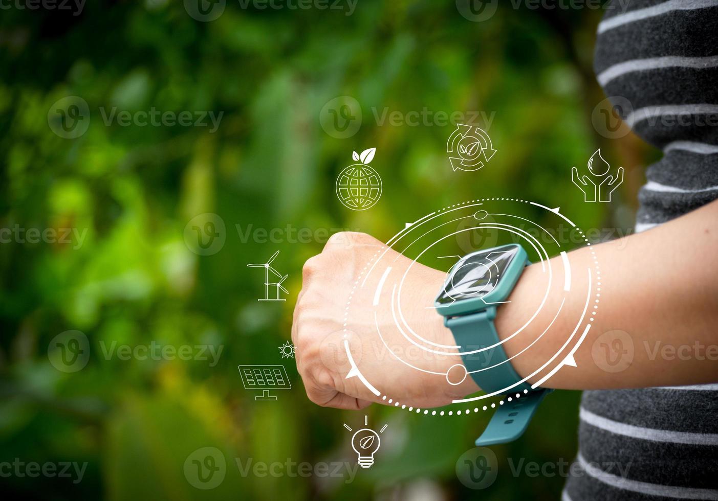 intelligent horloges met natuurlijk achtergrond handen technologie en internet concepten behoud van natuur en liefde van de wereld. foto