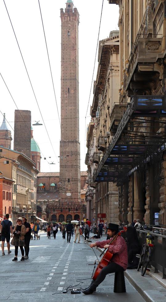 bologna, Italië, april 16, 2022, straat uitvoerder, spelen cello in de historisch downtown wijk van bologna. Straatoptreden Aan straat concept. foto