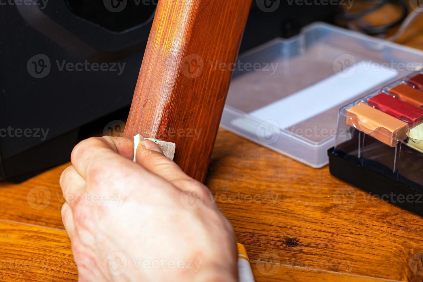 polijsten van een houten poot foto