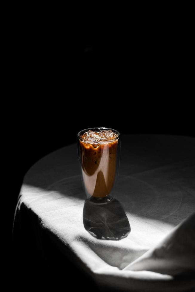 glas ijskoffie met melk op tafel foto