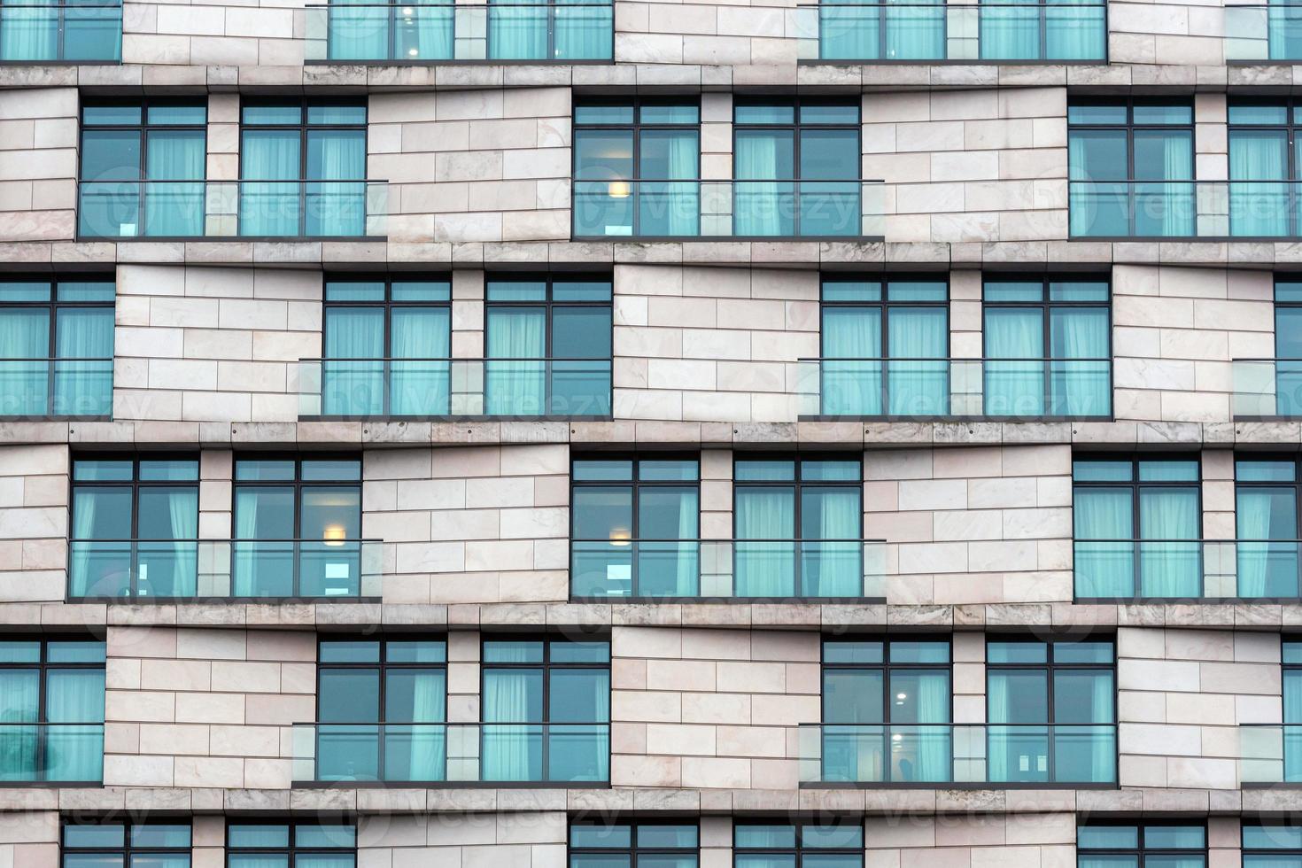 close-up van de gevel van een modern hoogbouw stenen gebouw foto