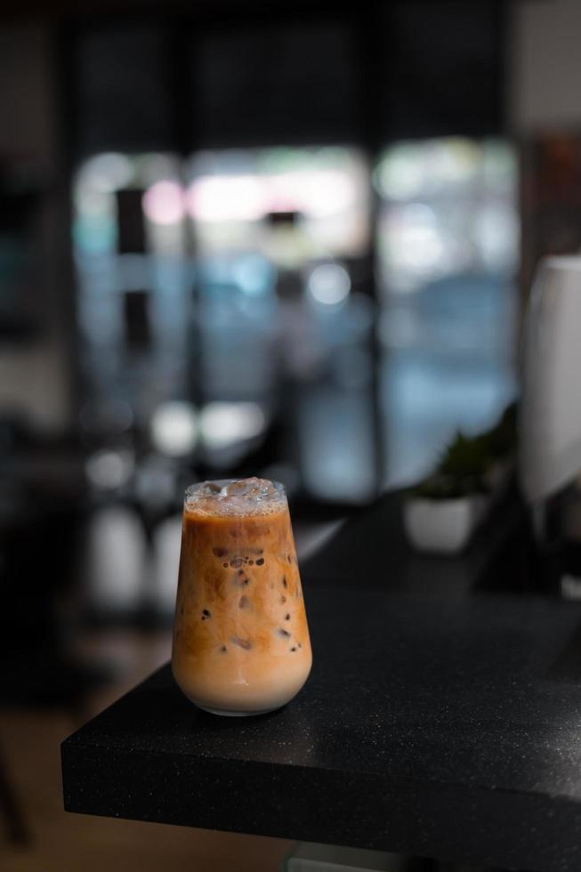 glas ijskoffie met melk op tafel foto