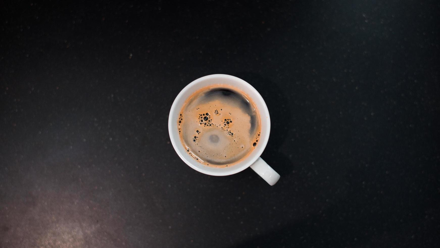 zwarte koffie op een donkere tafel foto