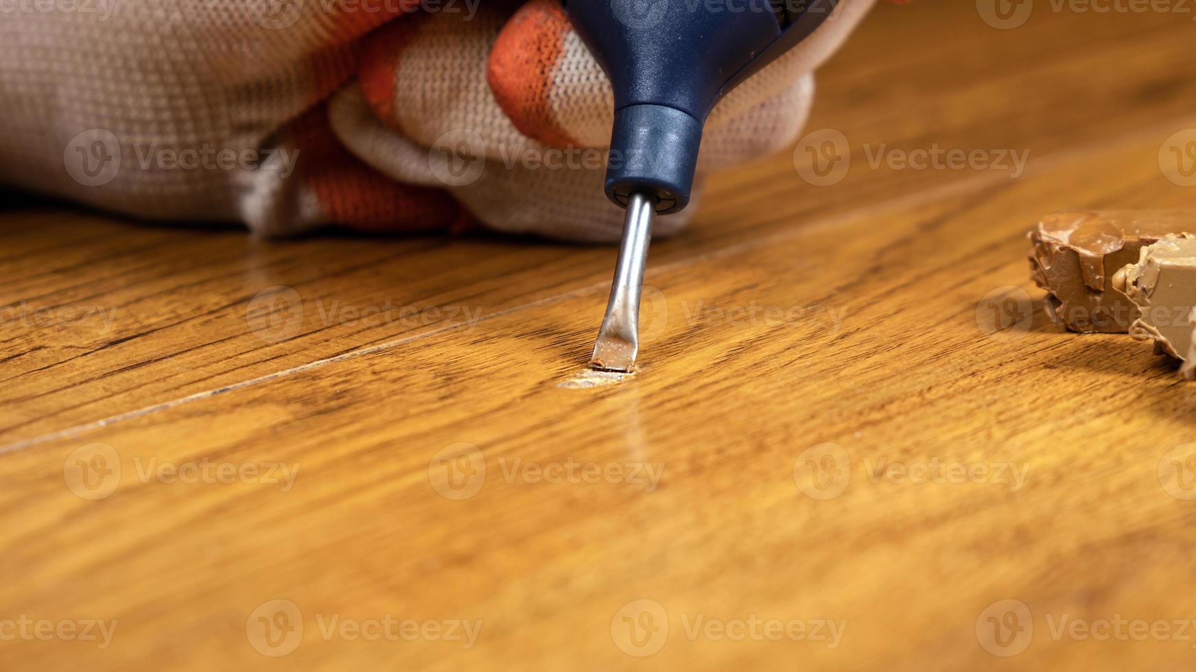 restauratie een houten vloer foto