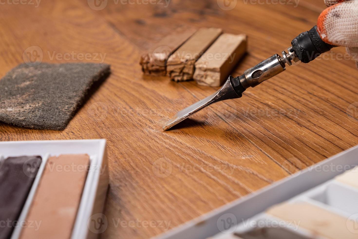 het herstellen van gekrast hout foto