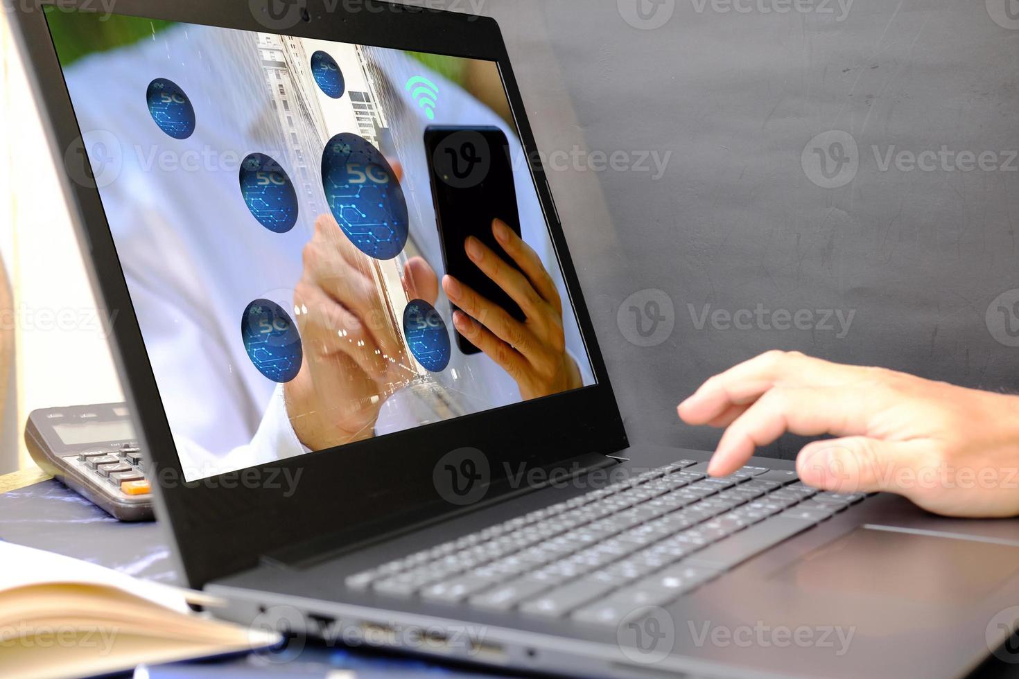 zakenman hand bezig met laptopcomputer, technologie concept foto