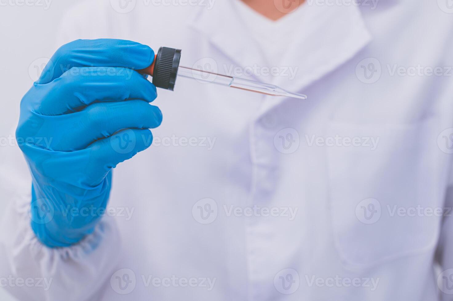 een arts of wetenschapper die experimenteert met een vaccin tegen ziekten en aandoeningen foto