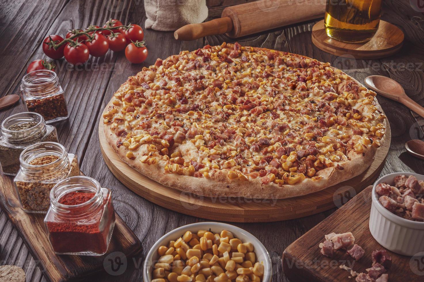pizza met mozzarella, maïs, spek en oregano foto
