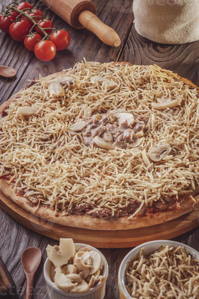 pizza met mozzarella, runderstroganoff en aardappelsticks foto