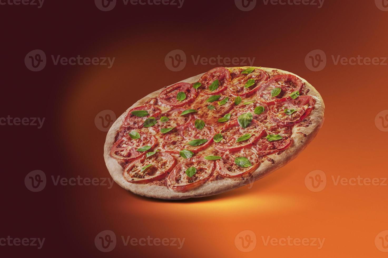 braziliaanse pizza met tomatensaus mozzarella tomaat parmezaan en basilicum foto