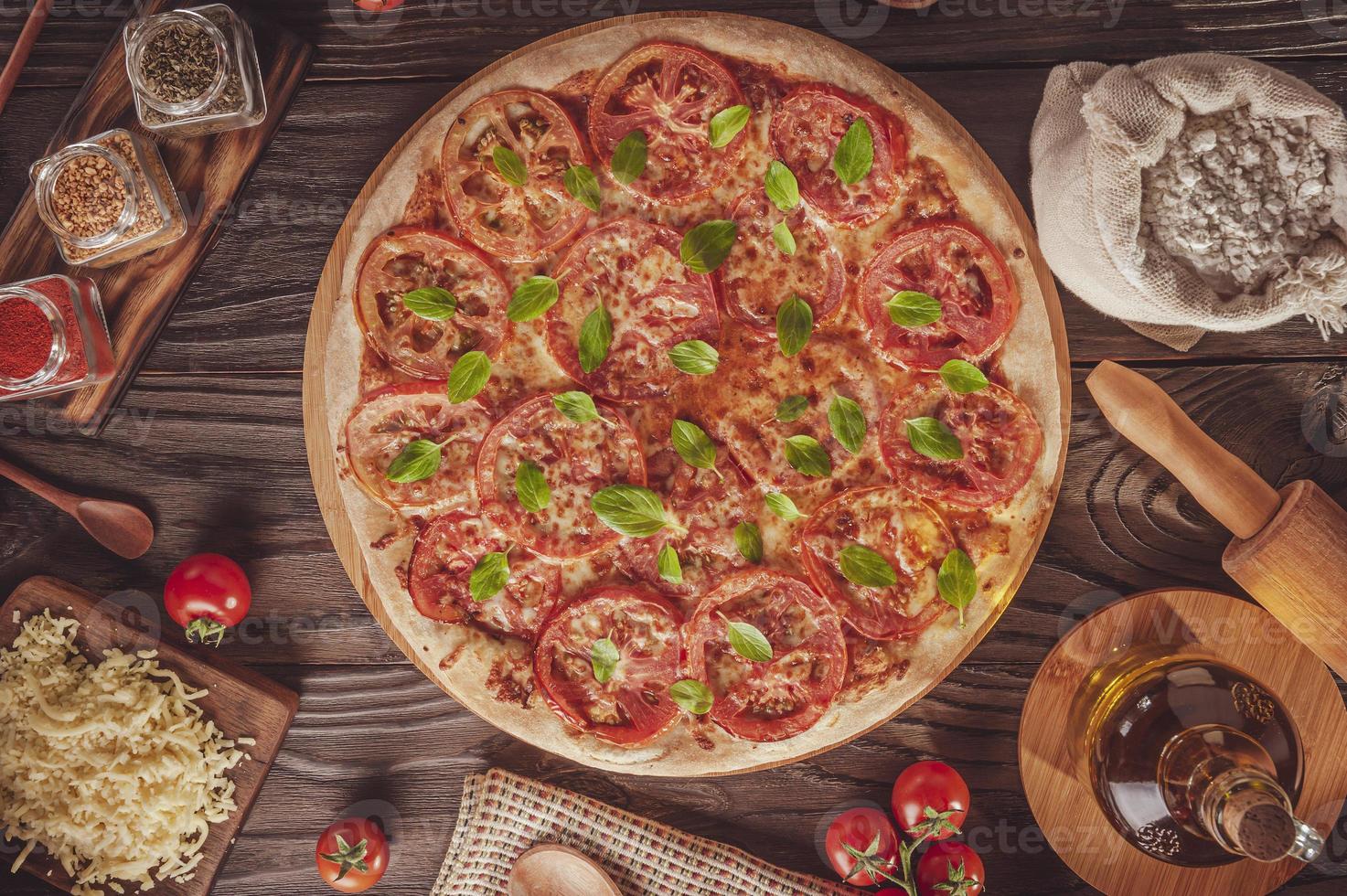 braziliaanse pizza met tomatensaus, mozzarella, tomaat, parmezaan en basilicum foto