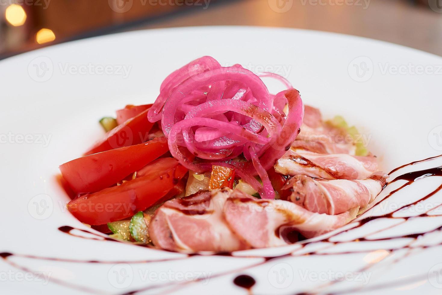 een foto van een salade met munt en dolendwitz in een restaurant op tafel