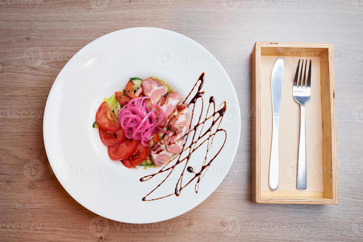 een foto van een salade met munt en dolendwitz in een restaurant op tafel