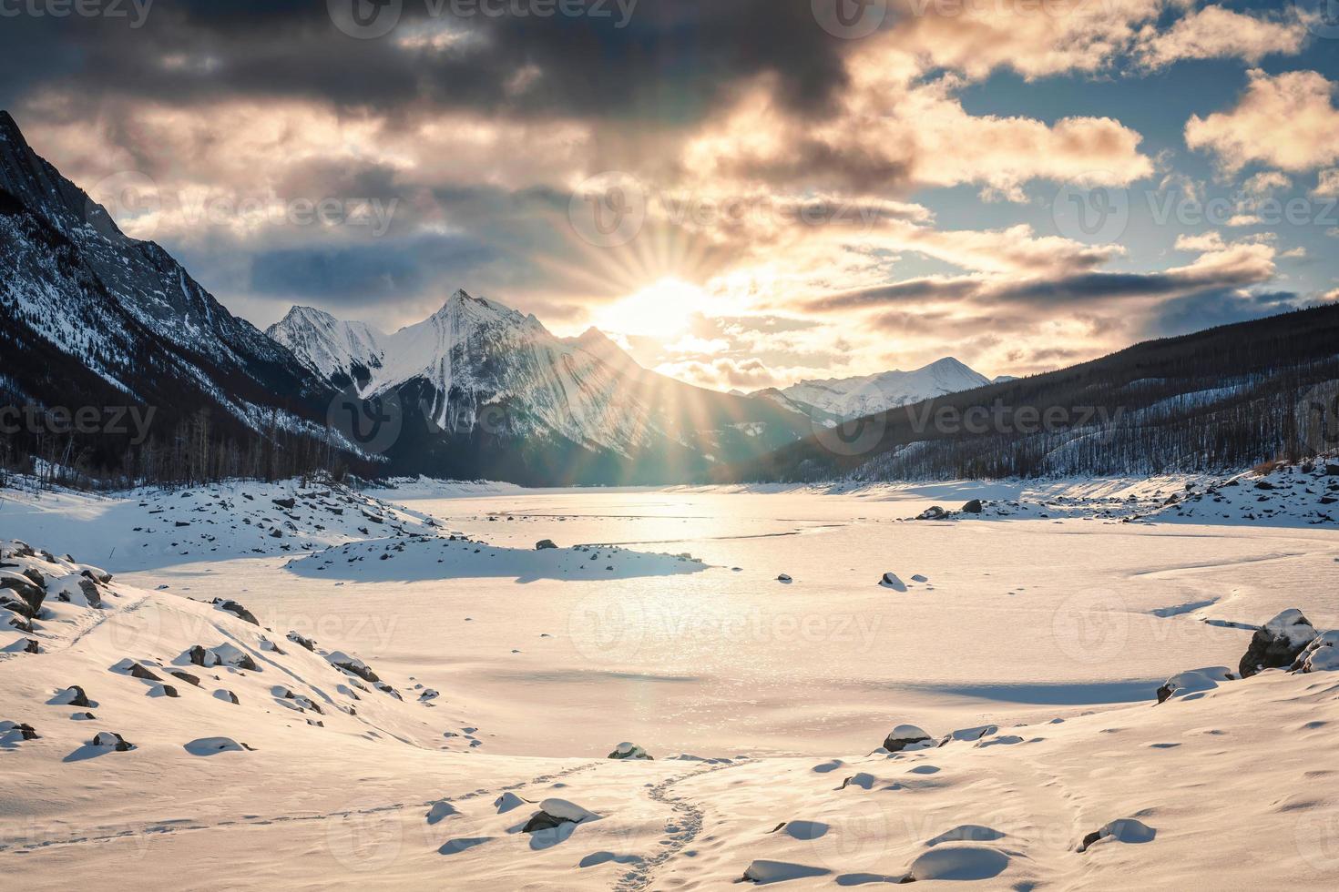 zonsopkomst over- geneeskunde meer met rotsachtig bergen en bevroren meer in Jasper nationaal park foto