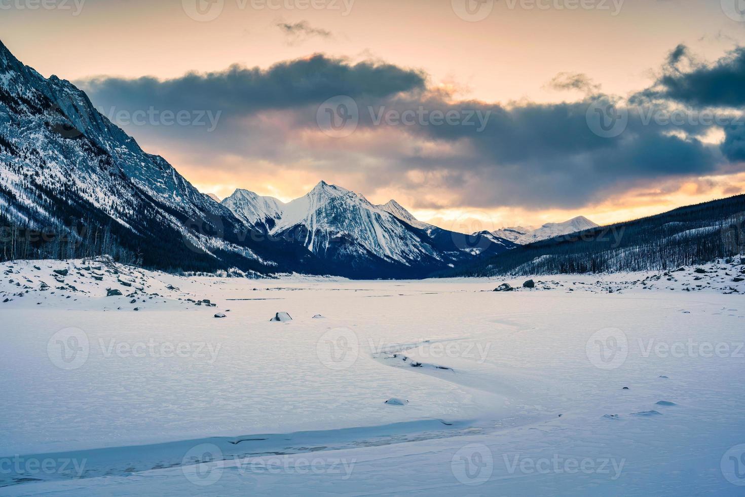 zonsopkomst over- geneeskunde meer met rotsachtig bergen en bevroren meer in Jasper nationaal park foto