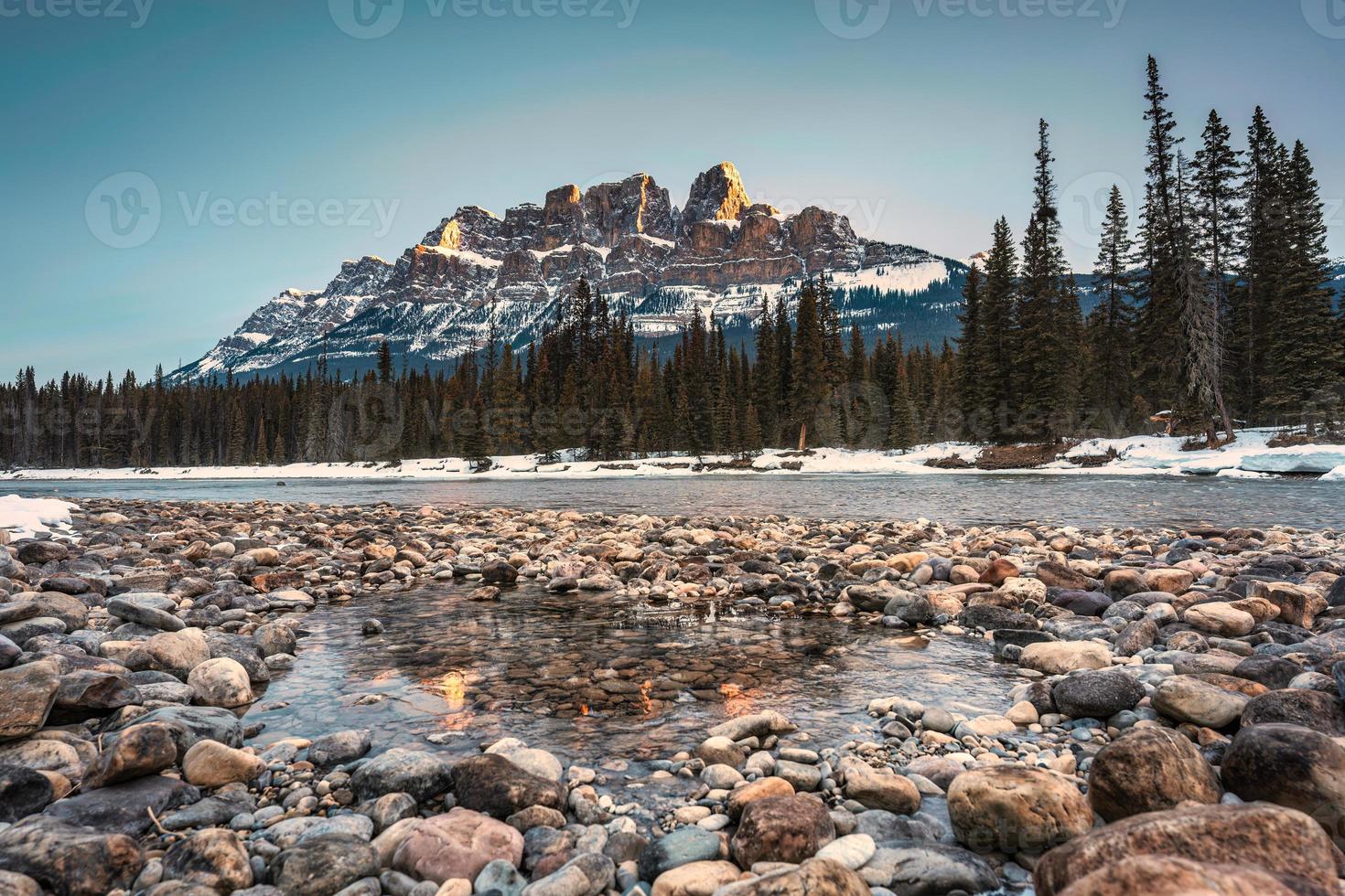 zonsopkomst over- kasteel berg over- boog rivier- in winter Bij banff nationaal park foto