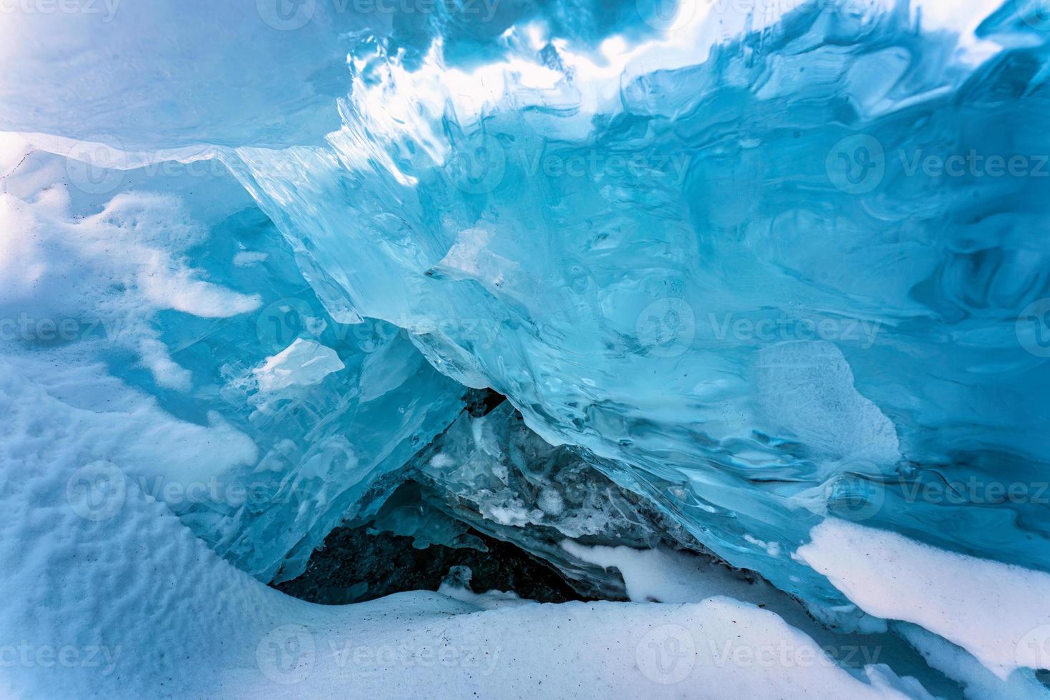 natuurlijk ijs grot in bevroren meer Aan winter foto