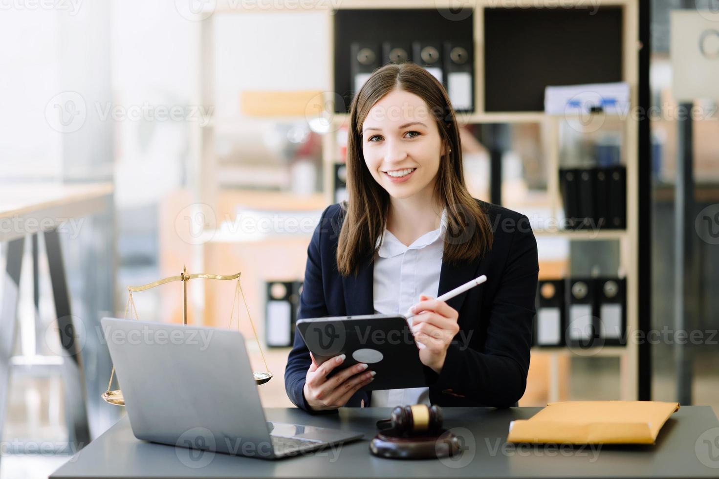 vrouw advocaat werken en hamer, tablet, laptop in voorkant, advies gerechtigheid en wet concept. foto