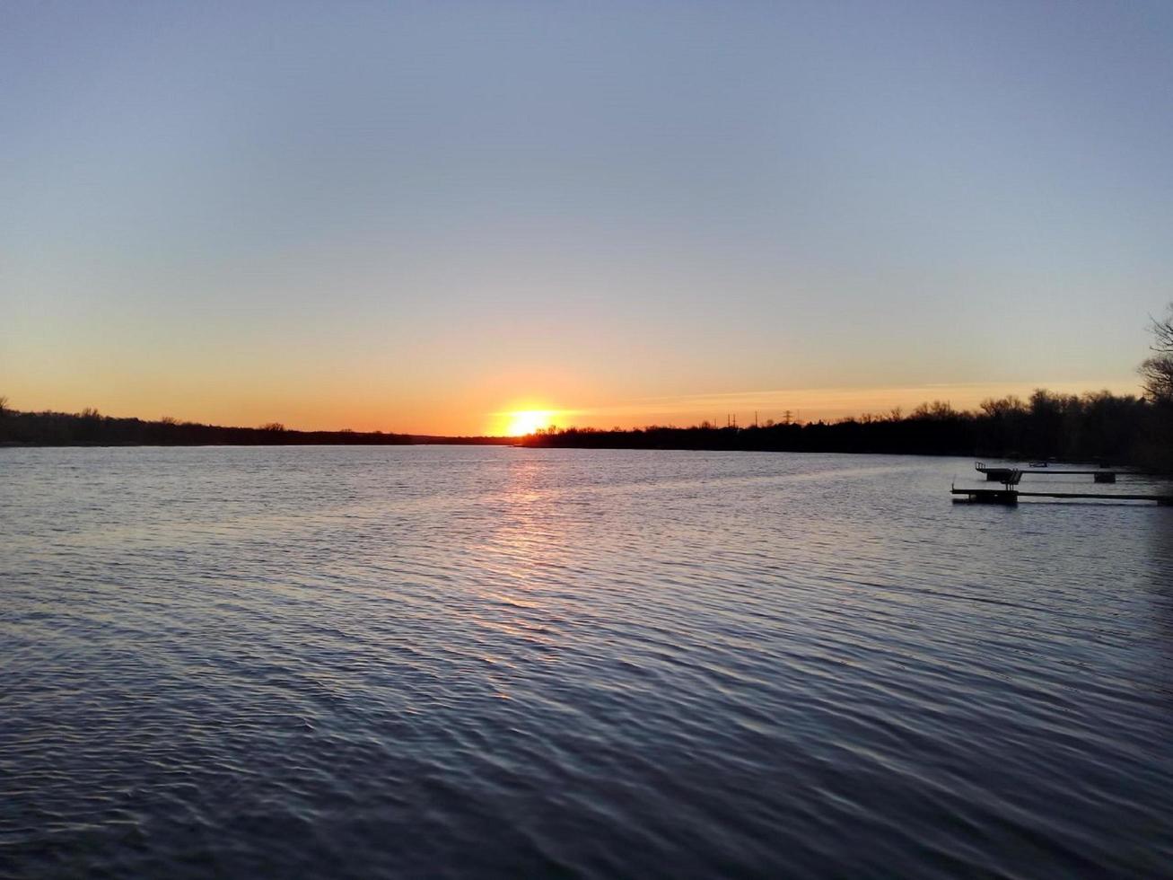 voorjaar zonsondergang over- de breed banken van de dnjepr rivier. Oekraïne foto