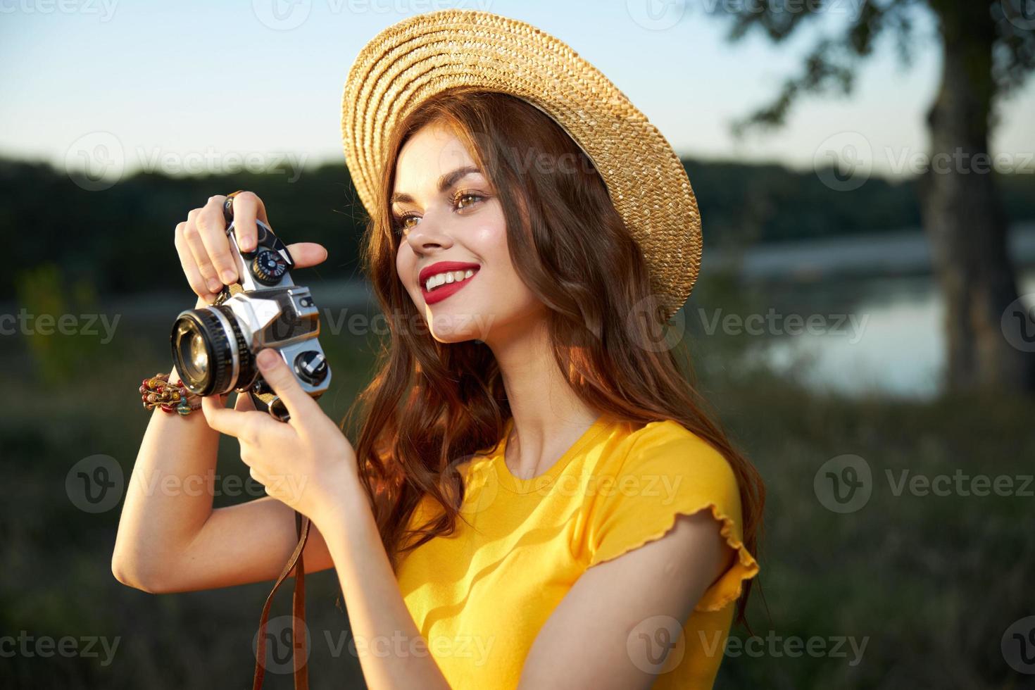 vrolijk vrouw fotograaf met een camera hoed maakt een vrije tijd afbeelding foto