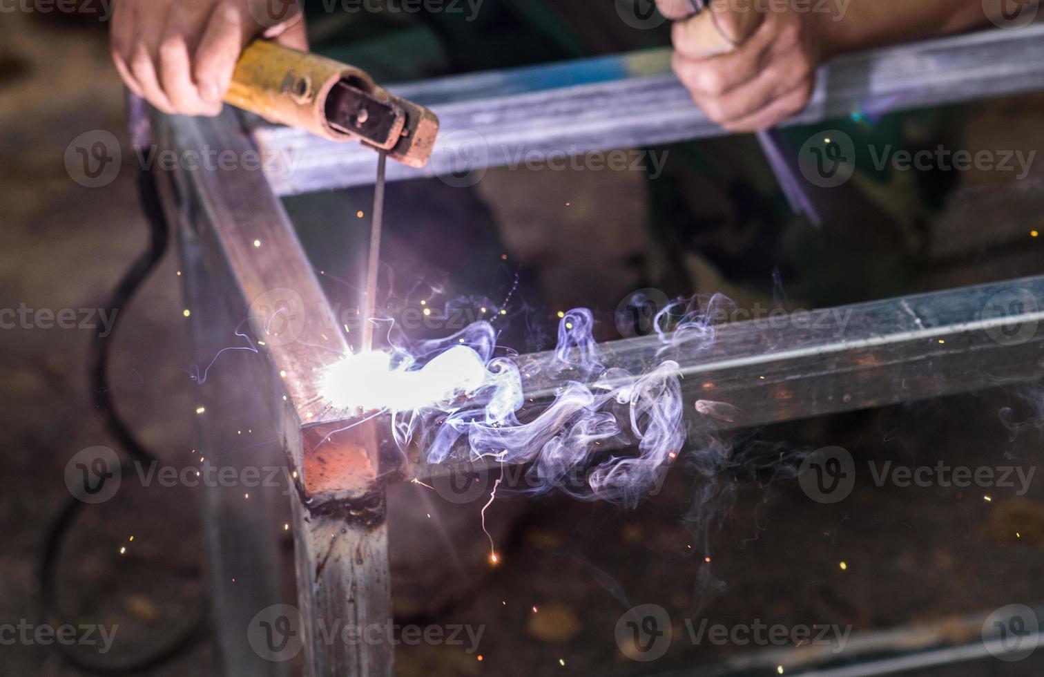 boog lassen van een staal Bij werk plaats foto