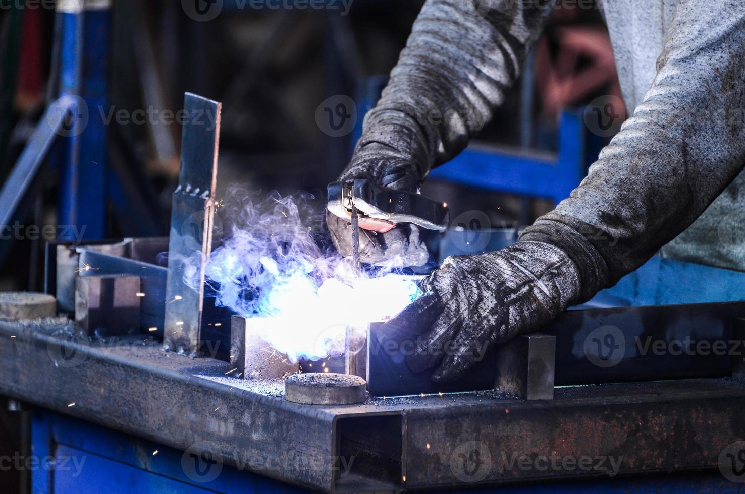 boog lassen van een staal in fabriek foto