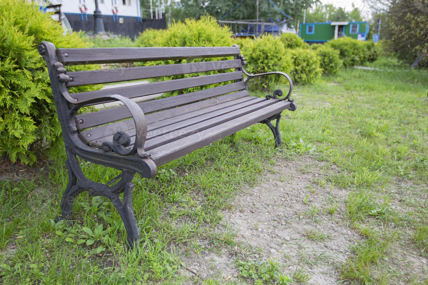 houten bank in een zomer park. foto