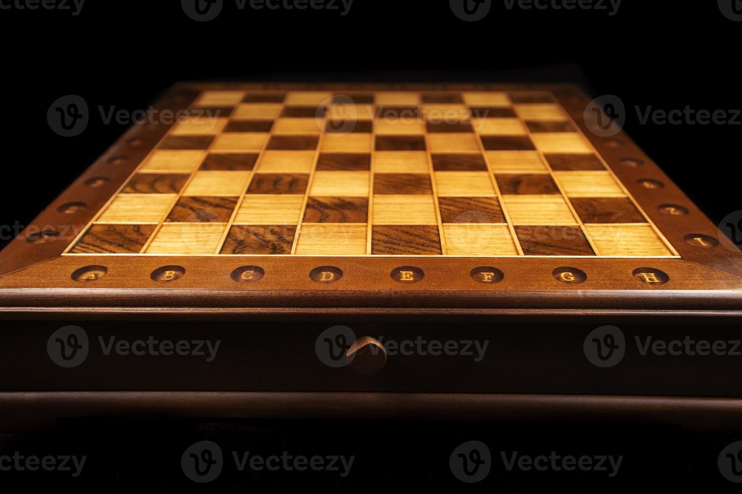 schaak doos Aan een donker achtergrond. schaak veld. foto