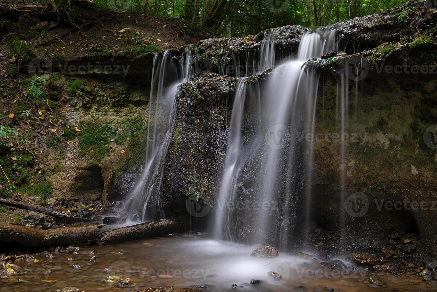 kleine waterval dauda in gauja national park, letland foto