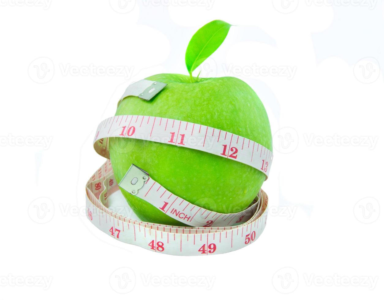 vers groen appel met meten plakband Aan wit achtergrond foto