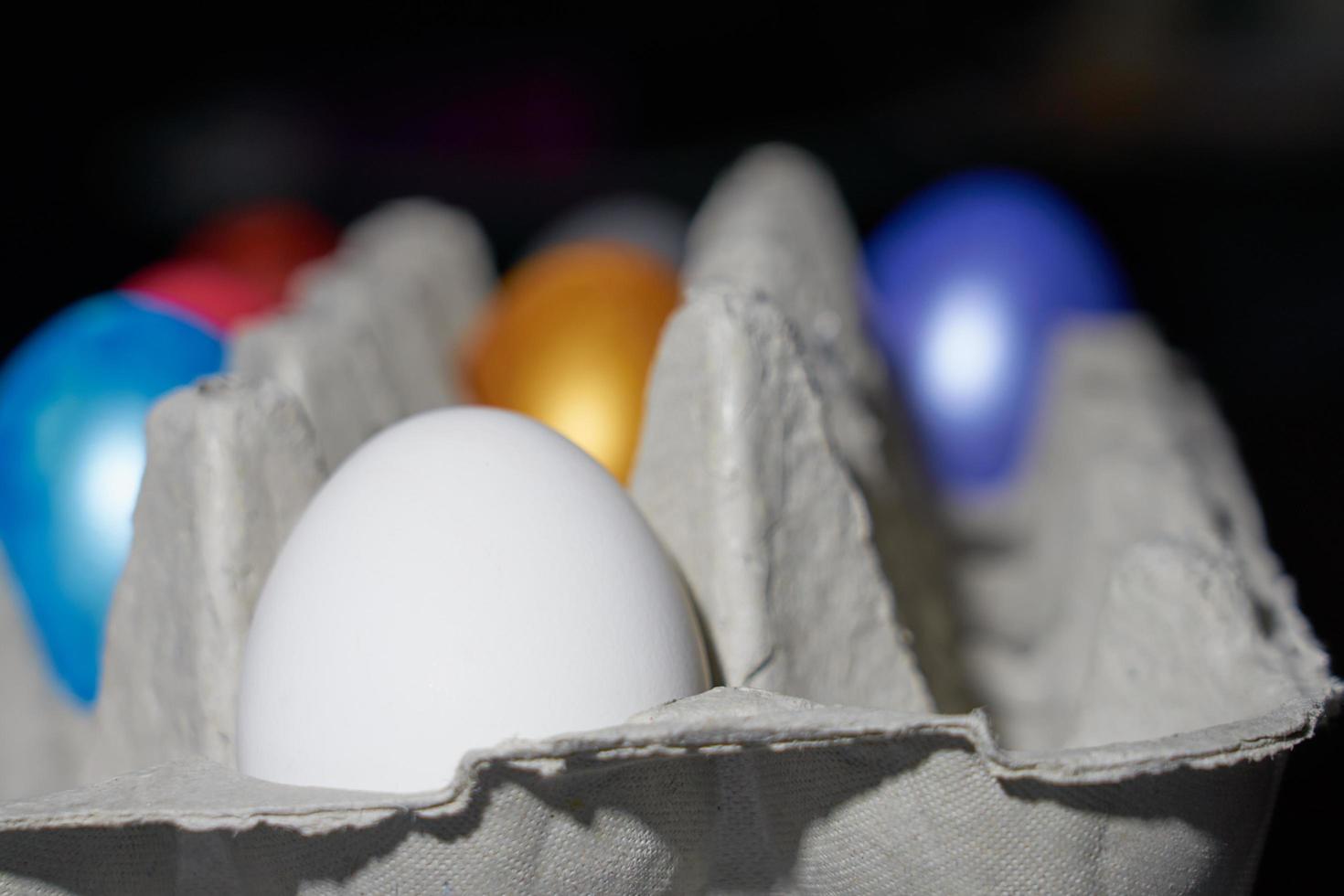 close-up van parel-gekleurde eieren voor Pasen in een ei-lade foto