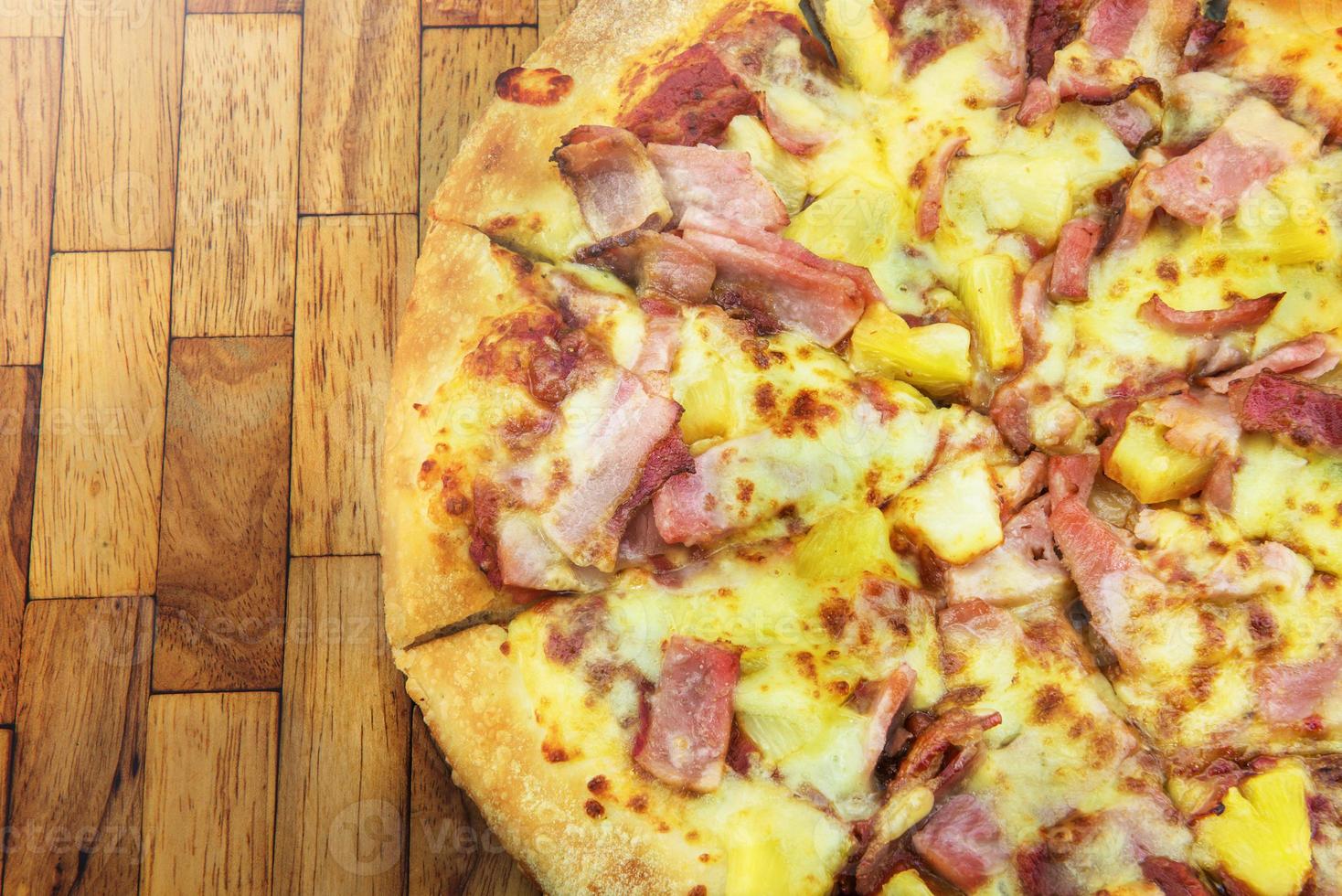 smakelijk hawaiiaans pizza, vol topping foto