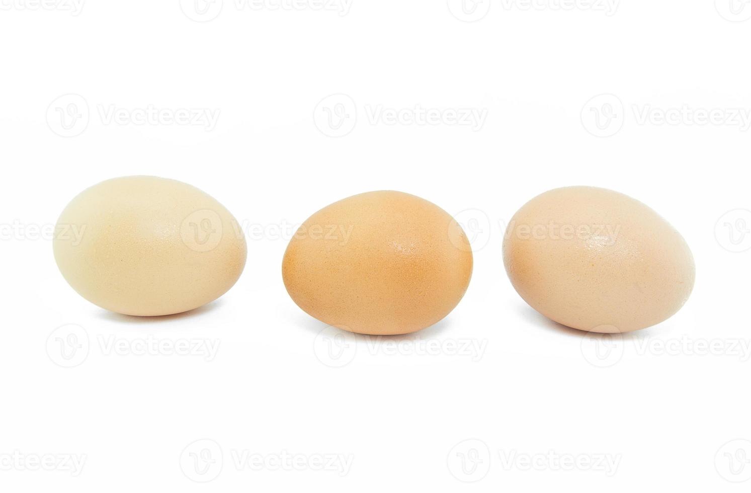 drie eieren geïsoleerd op een witte achtergrond foto