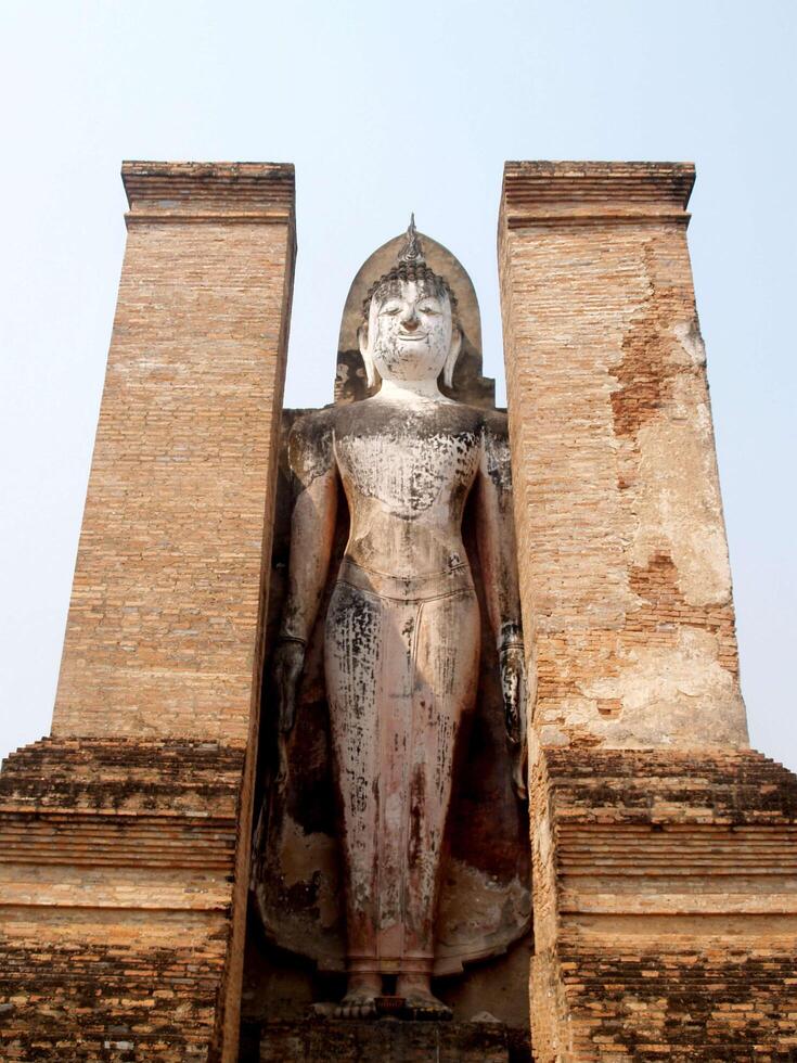 mueang kao, thailand, 2021 - standbeeld in het Sukhothai Historical Park foto