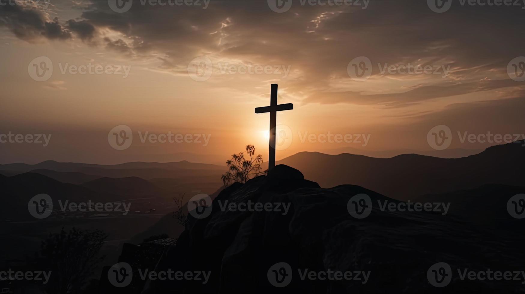 berg majesteit artistiek silhouet van kruisbeeld kruis tegen zonsondergang lucht foto