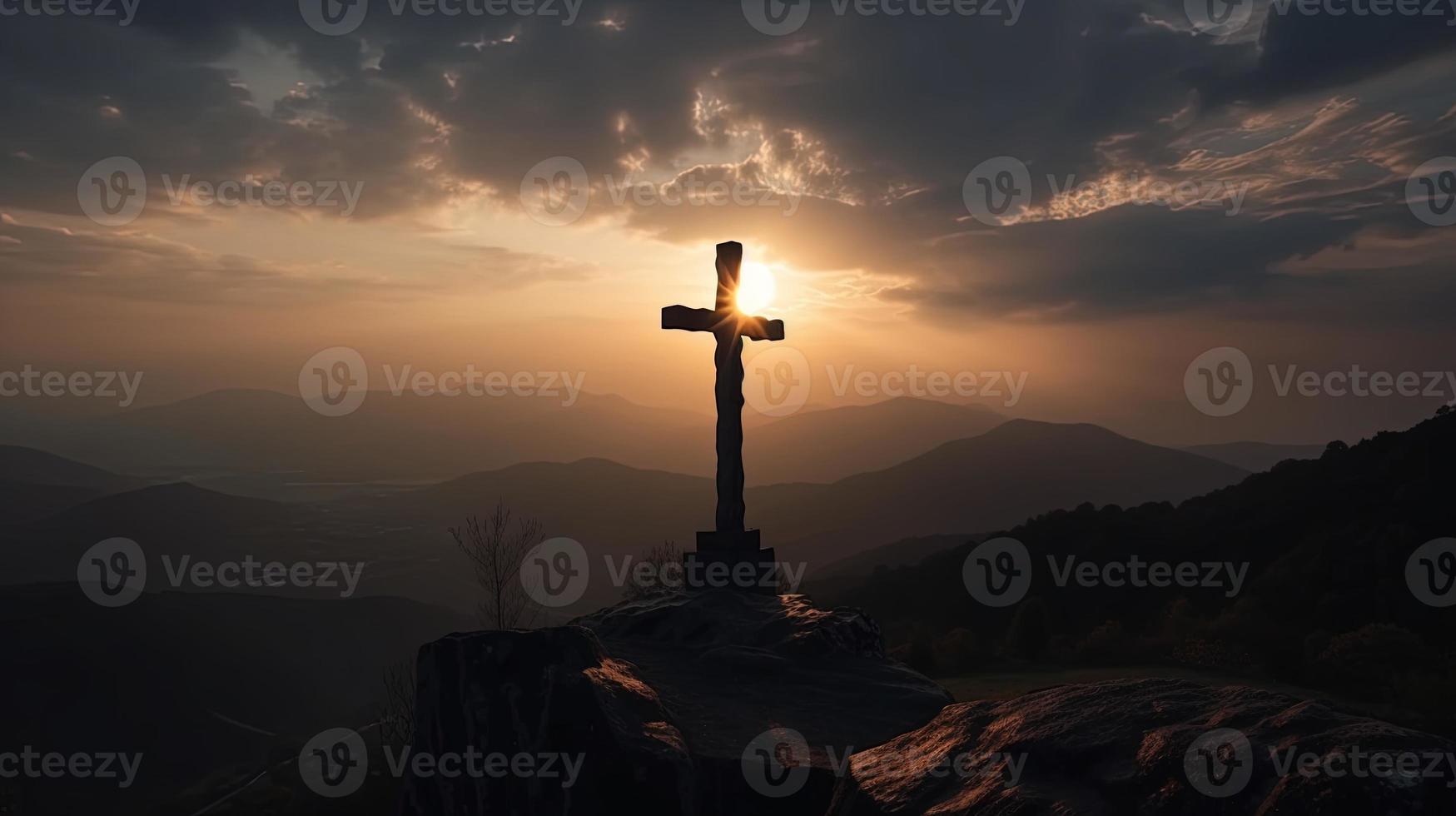 berg majesteit artistiek silhouet van kruisbeeld kruis tegen zonsondergang lucht foto