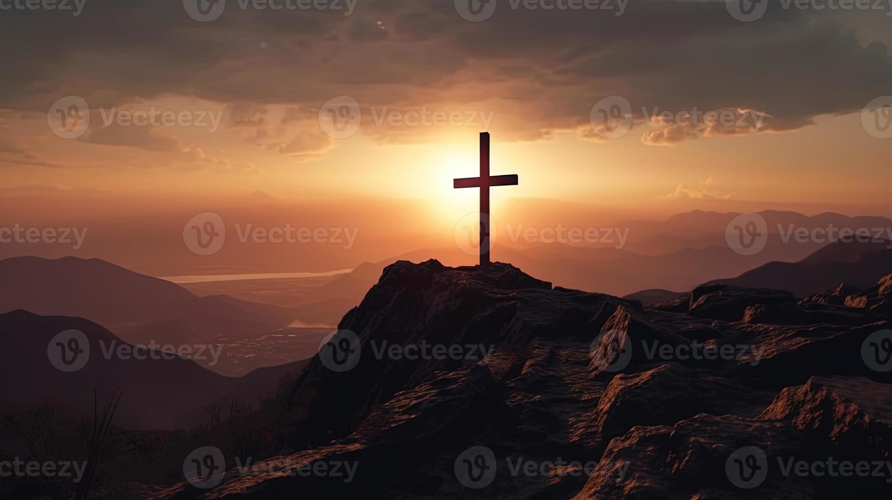 berg majesteit artistiek silhouet van kruisbeeld kruis tegen zonsondergang lucht foto