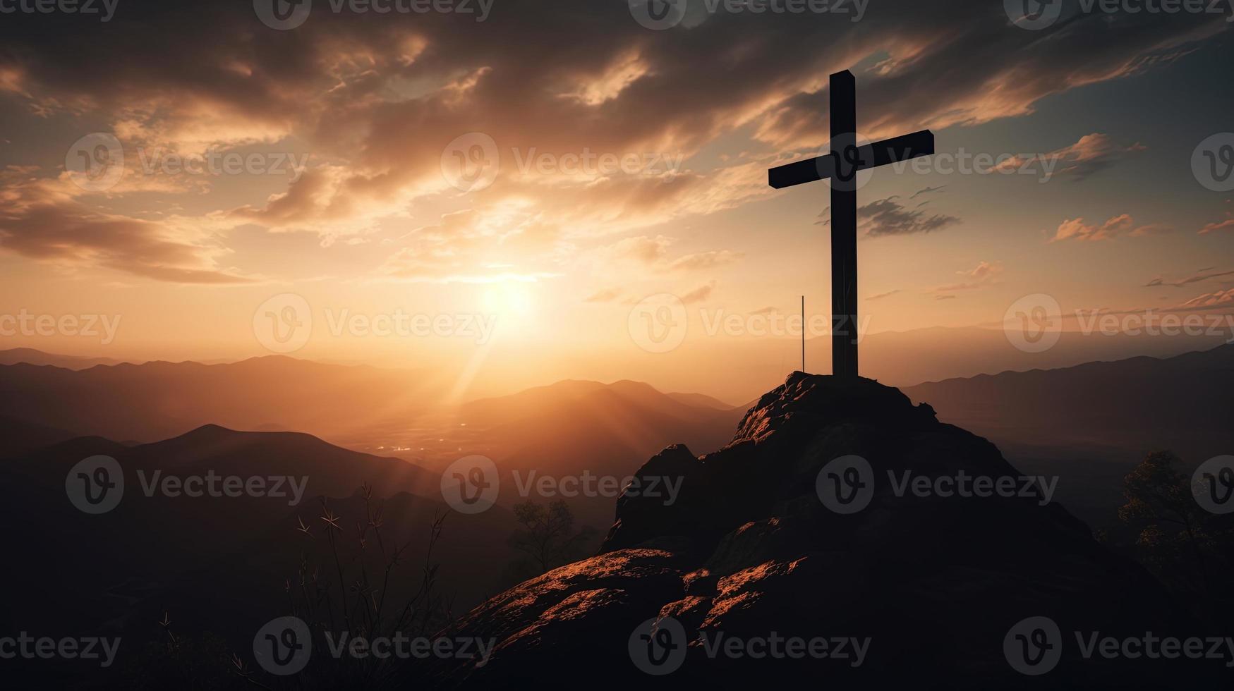 berg majesteit artistiek silhouet van kruisbeeld kruis tegen zonsondergang lucht foto