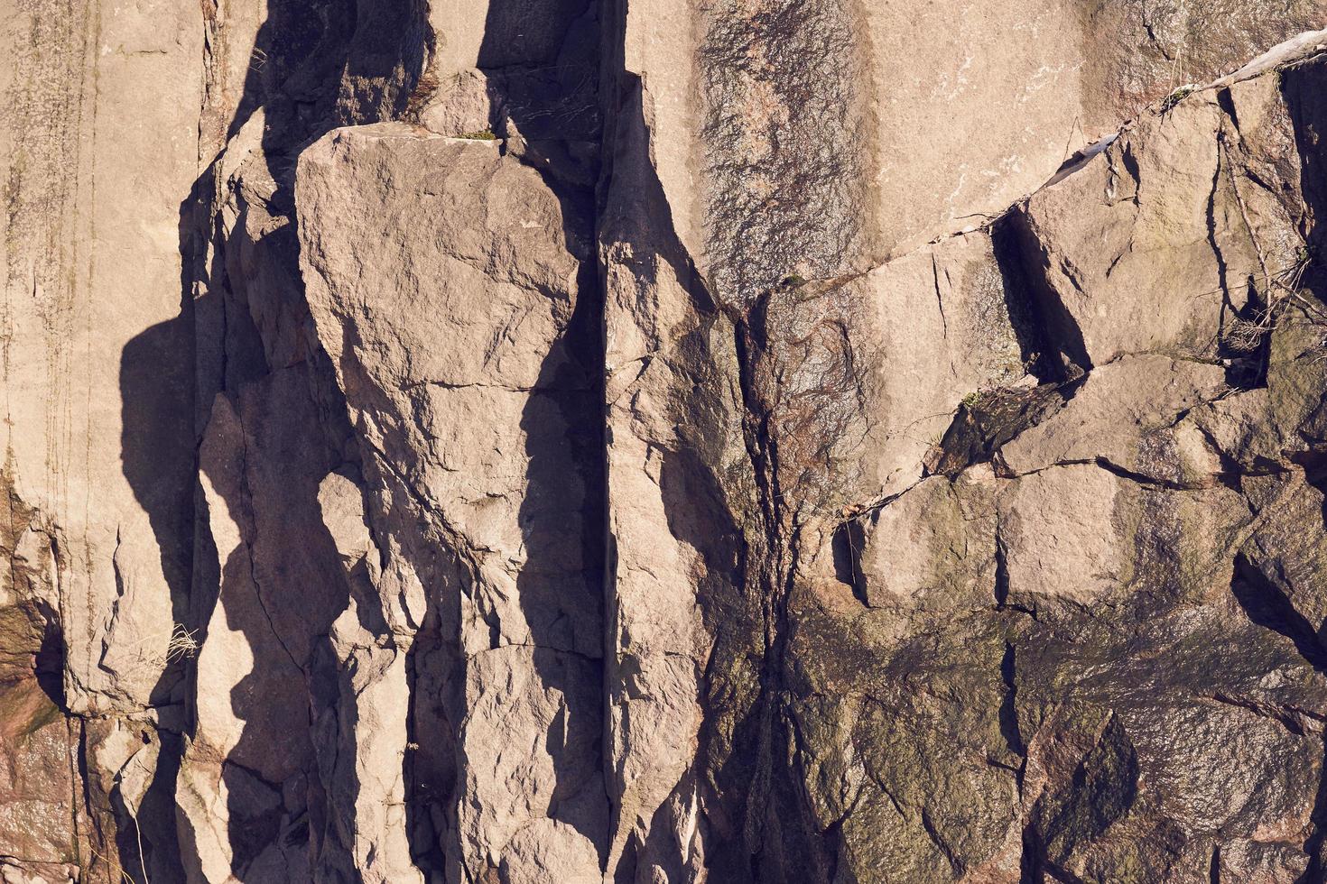 granieten rotsen in de zon in het voorjaar als natuurlijke achtergrond foto