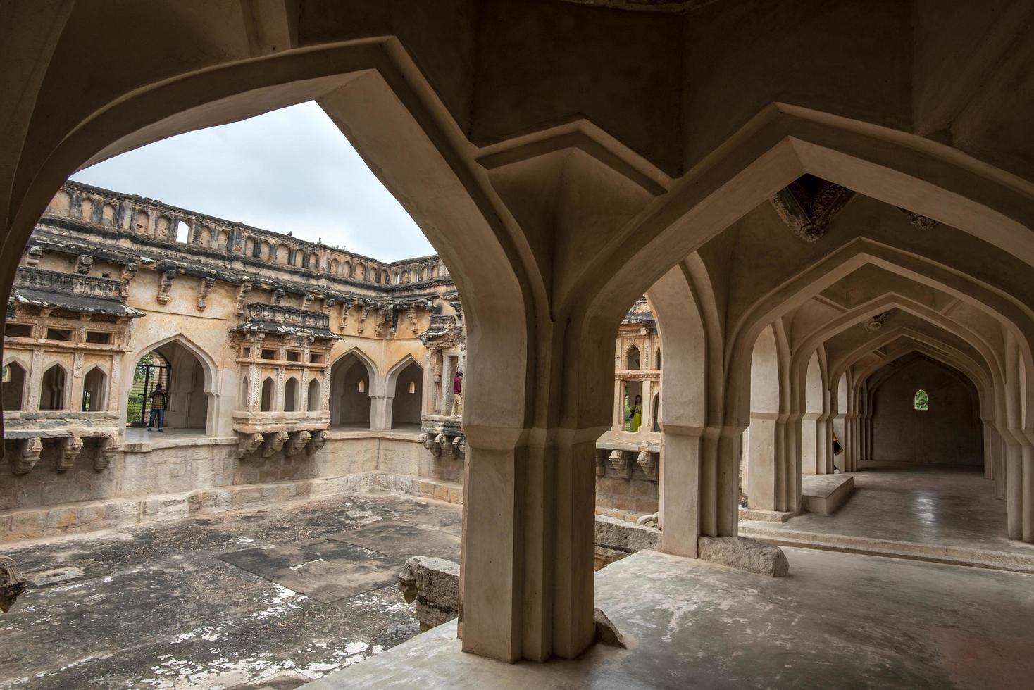 hampi, karnataka, Indië - nov 2 2022 - koninginnen bad Bij de Ingang van Koninklijk bijlage in hampi foto