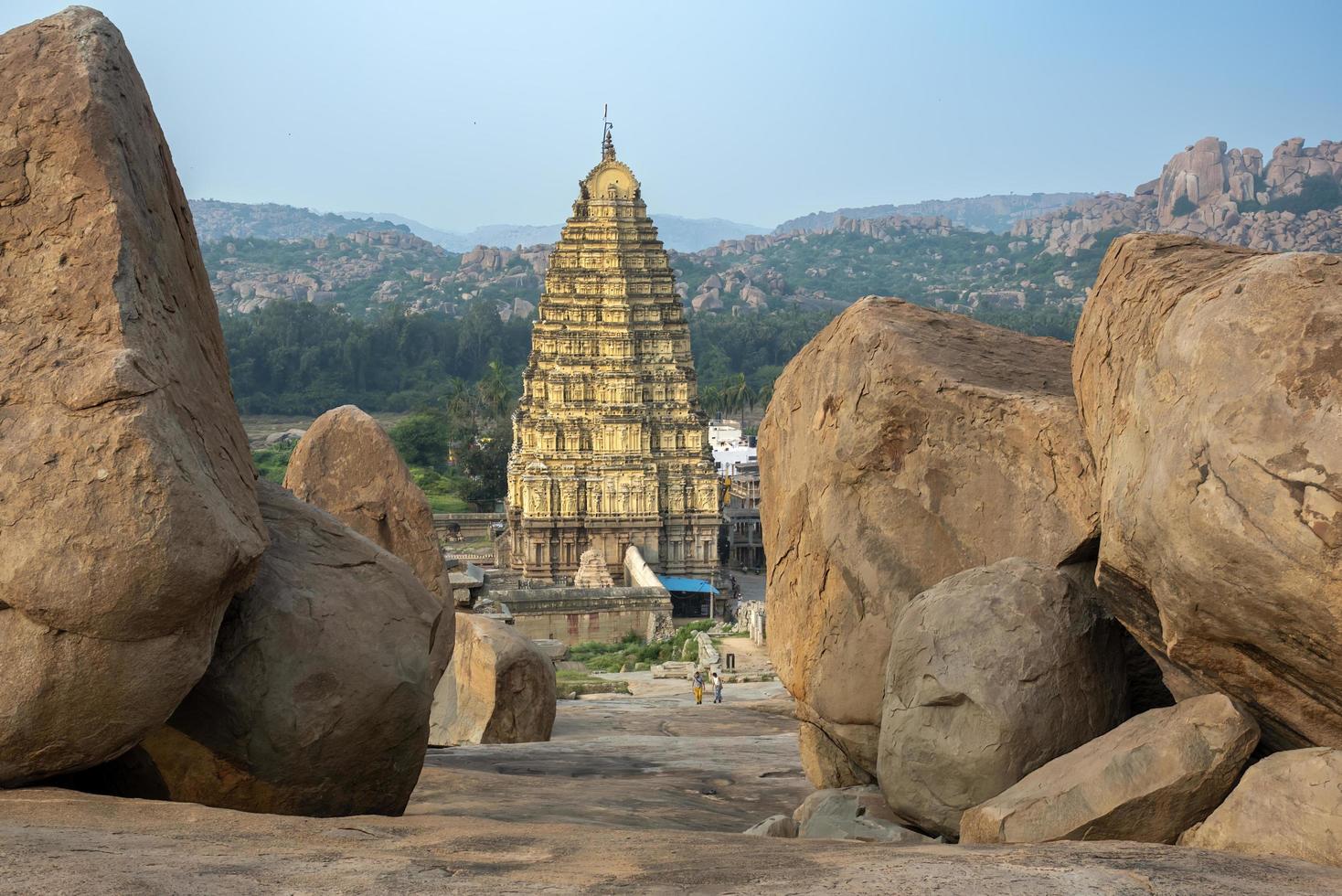 hampi, karnataka, Indië - nov 2 2022 - toeristen bezoekende virupaksha tempel toegewijd naar heer shiva in hampi in Indië. foto