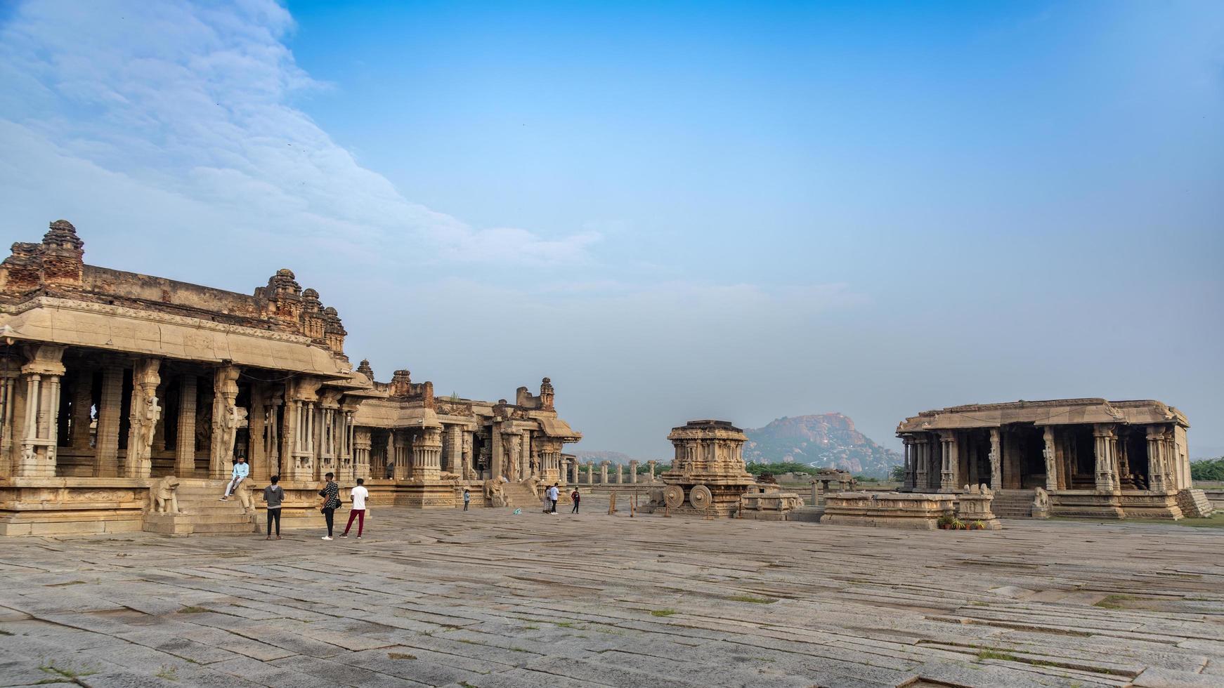 hampi, karnataka, Indië - nov 3 2022 - toeristen Bij de vijaya vithala tempel in hampi welke is een iconisch monument foto