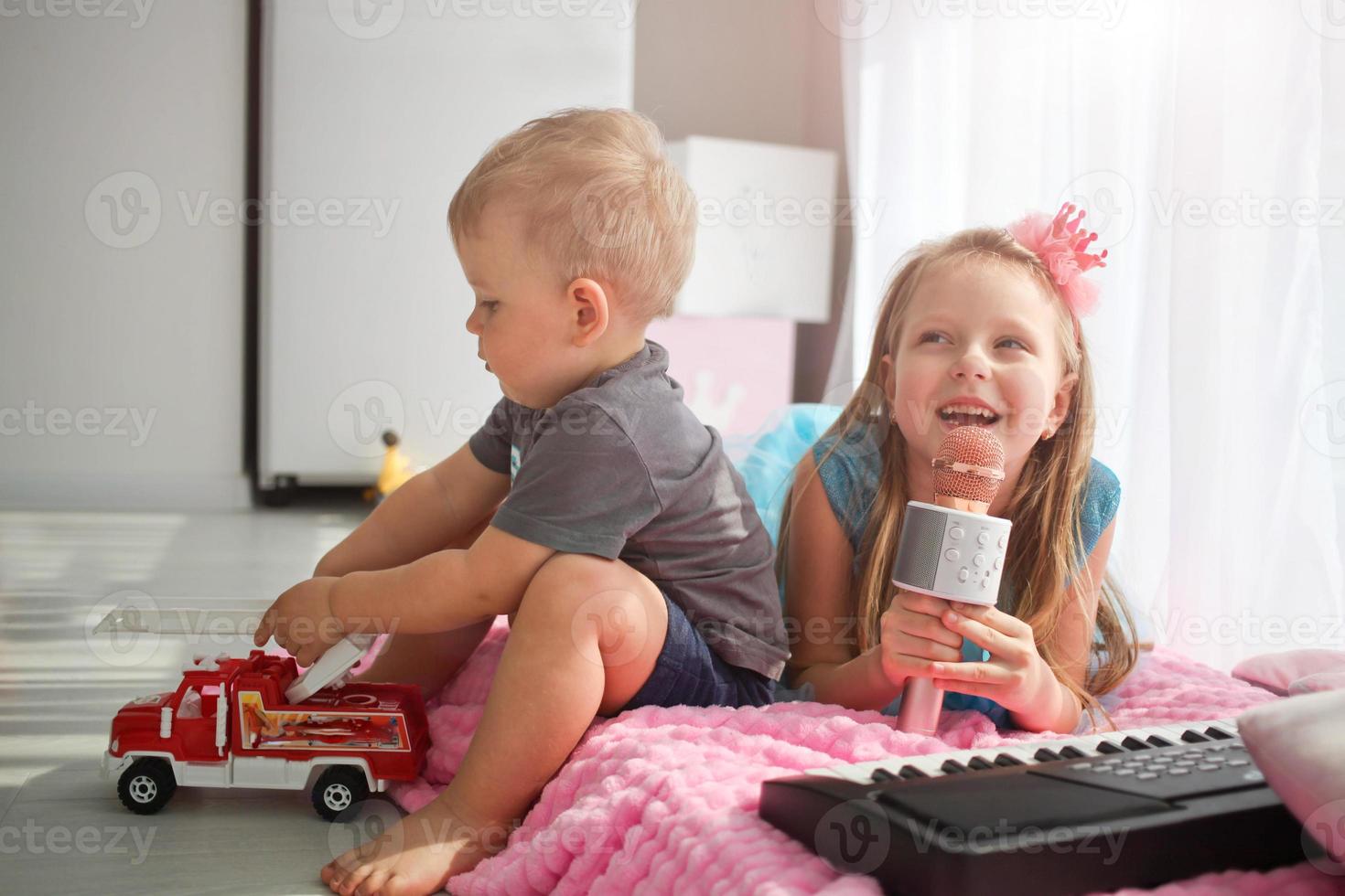 een meisje in de beeld van een prinses zingt in een microfoon. karaoke Bij huis foto