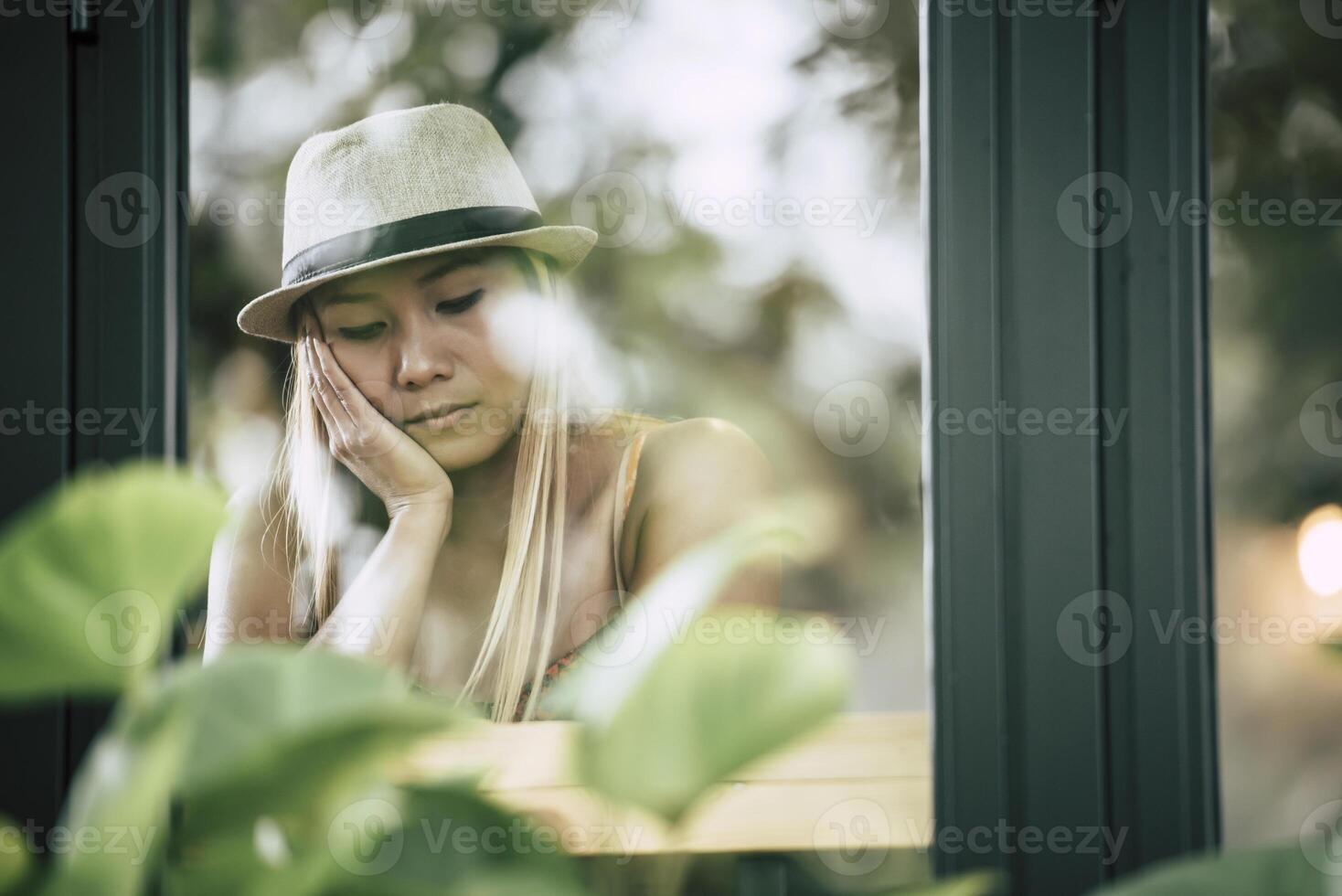 jong vrouw zittend in een cafe foto