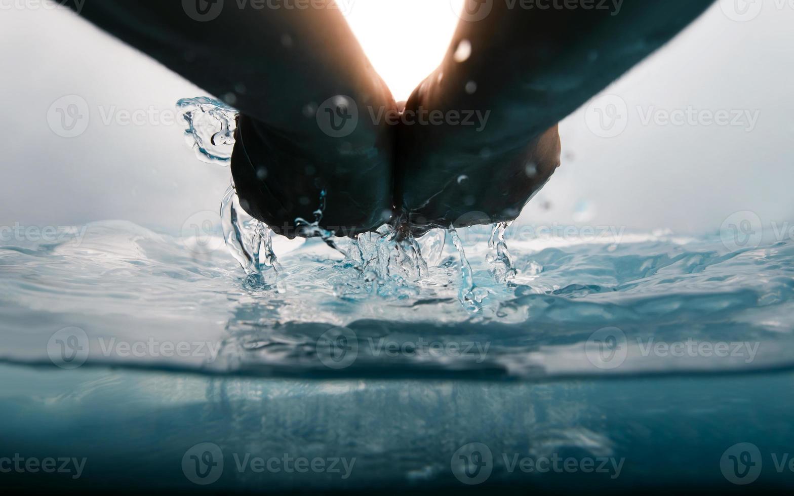 hand- scheppen en gieten water. versheid en Doorzichtig. wereld water dag concept. milieu zorg en duurzame bronnen. sociaal verantwoordelijkheid foto