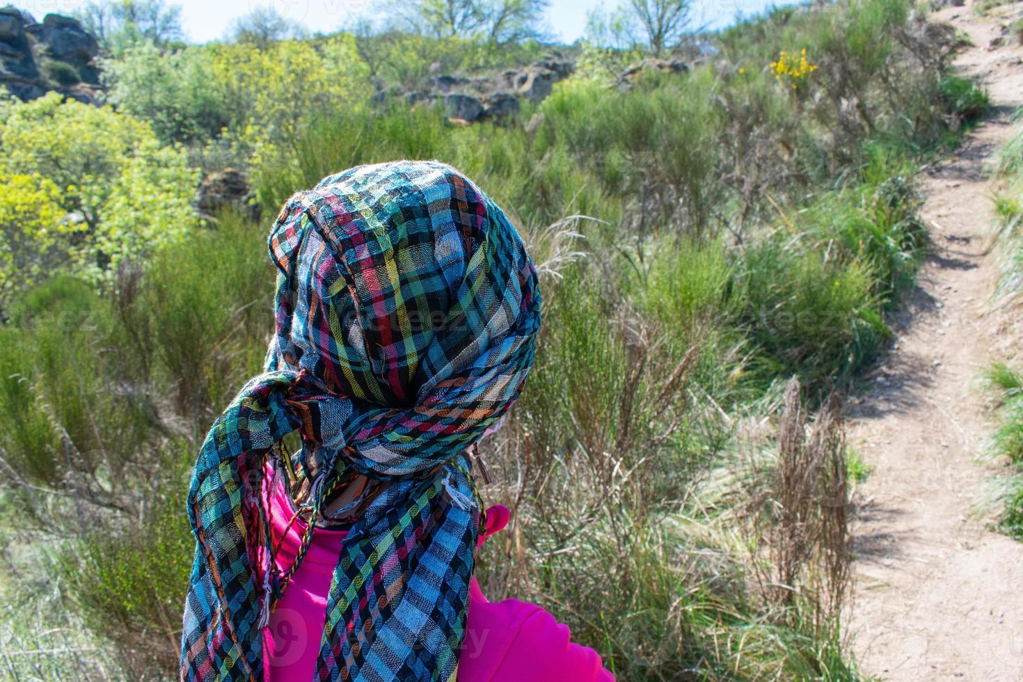 vrouw wandelaar Aan haar terug in de Woud met hoofddoek foto