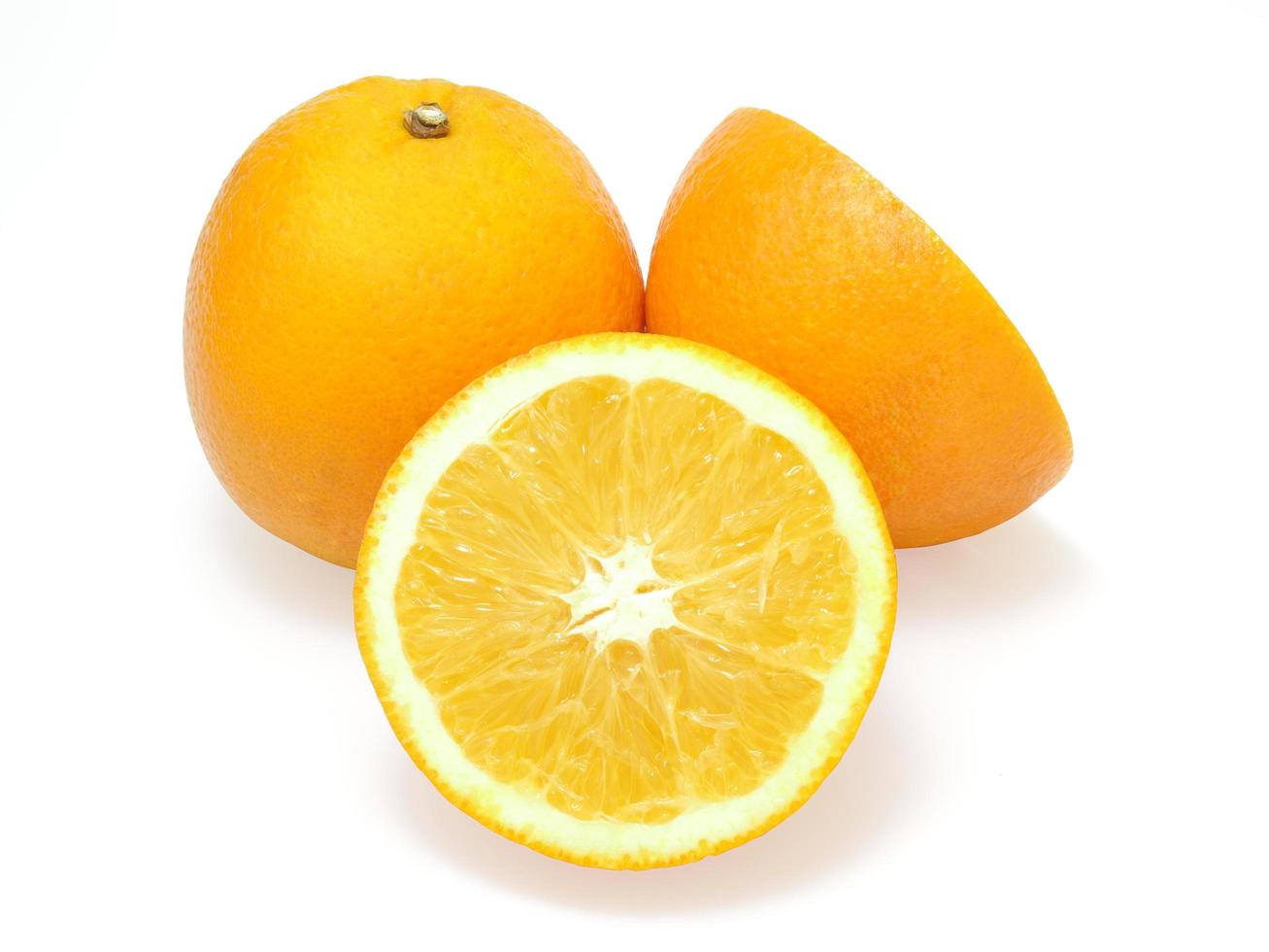 verse stukjes sinaasappel geïsoleerd op een witte achtergrond foto