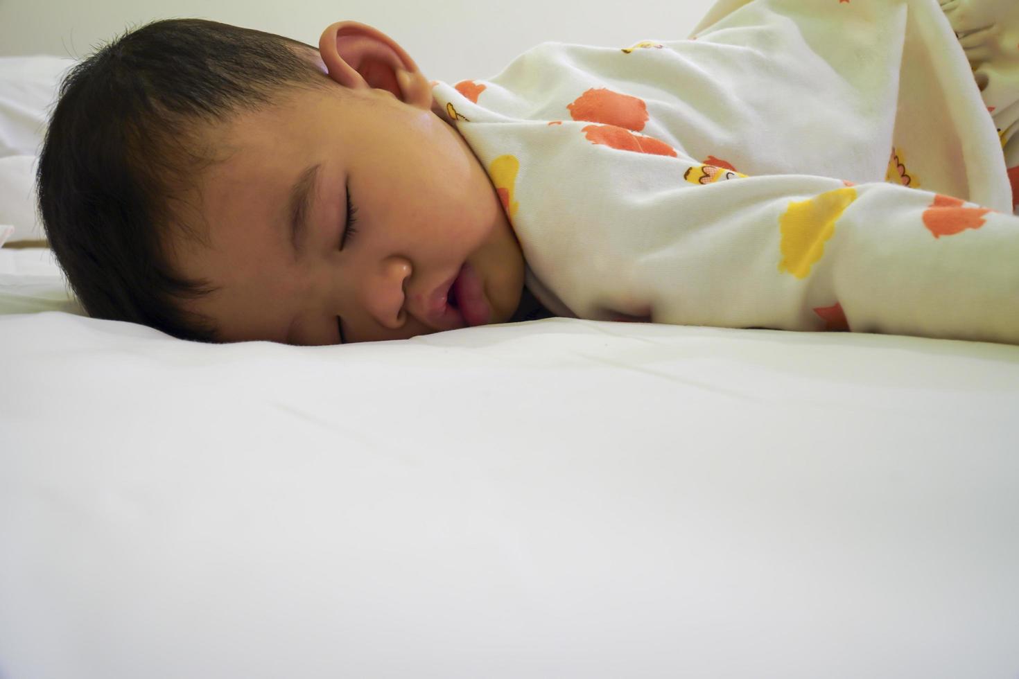 Aziatische baby slapen gezicht naar beneden foto