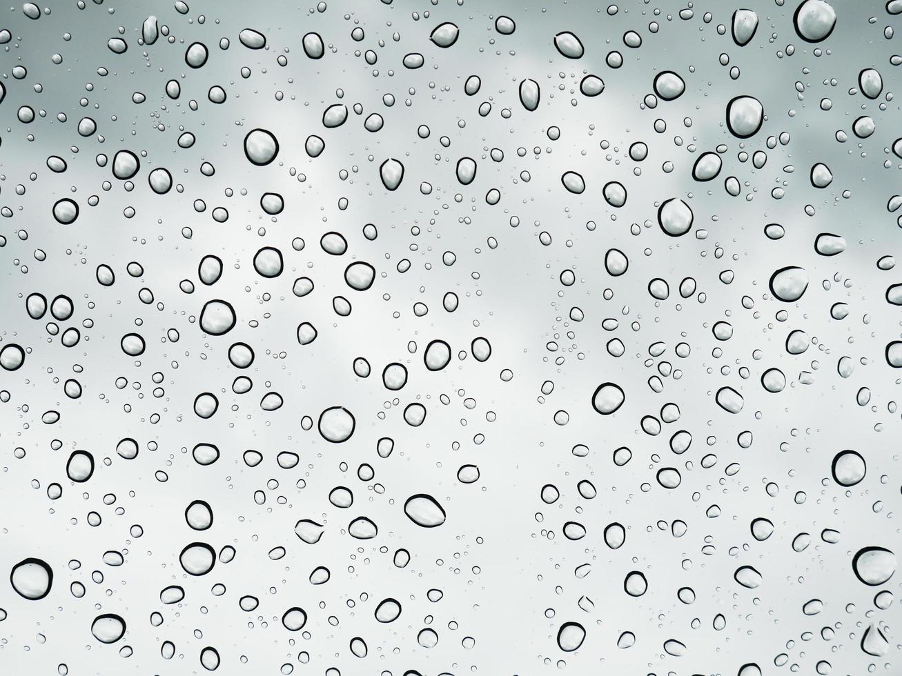 waterdruppels op glas na regen foto